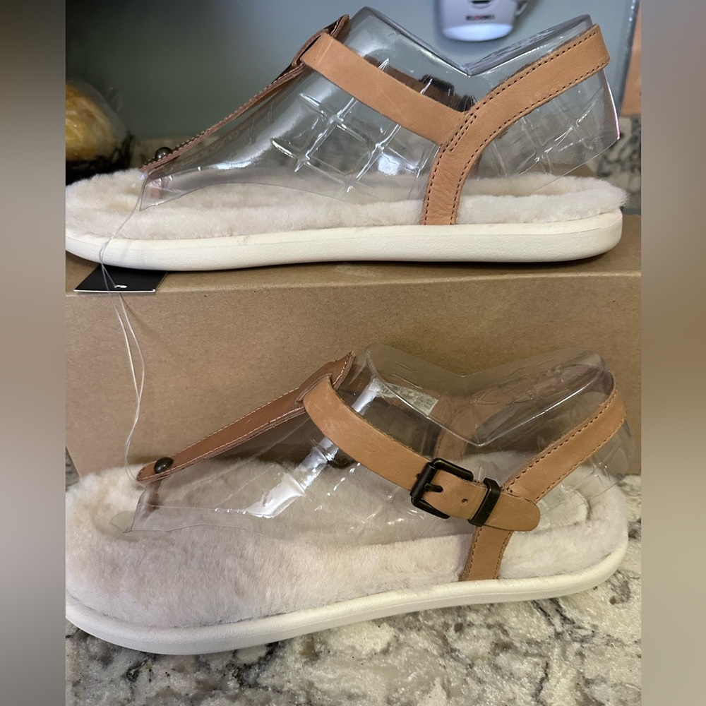 NWT•Ugg Sandals•